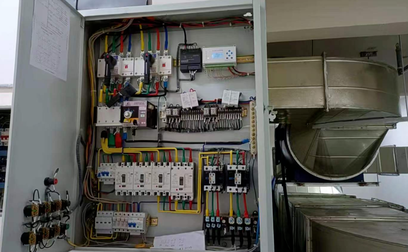 余压控制器装置于正压风机配电箱内部